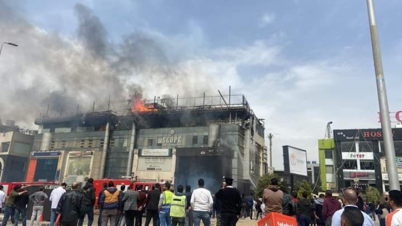 بالفيديو .. شاهد اللحظات الأولى من اندلاع حريق بمول تجاري بمجمع البنوك بالتجمع الخامس 