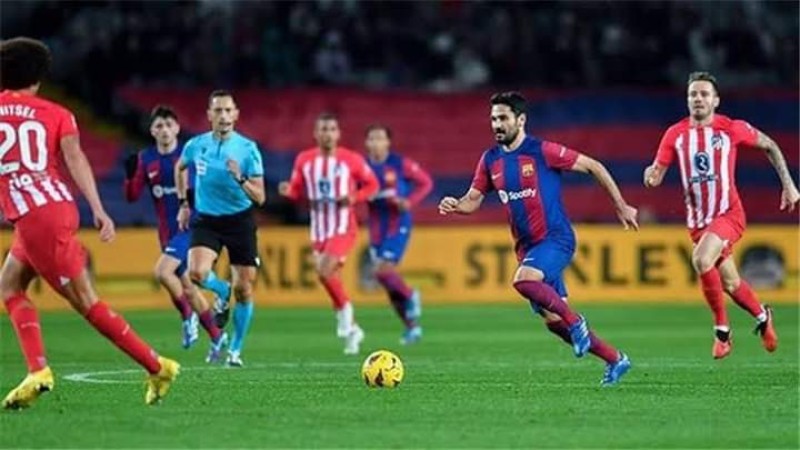 برشلونة ضيفاً ثقيلاً علي أتليتكو مدريد في الدوري الإسباني.