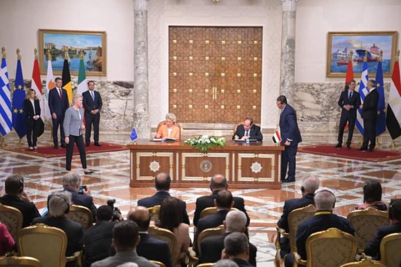 الرئيس عبد الفتاح السيسي ورئيسة المفوضية الأوروبية يوقعان على وثيقة الإعلان السياسي المُشترك