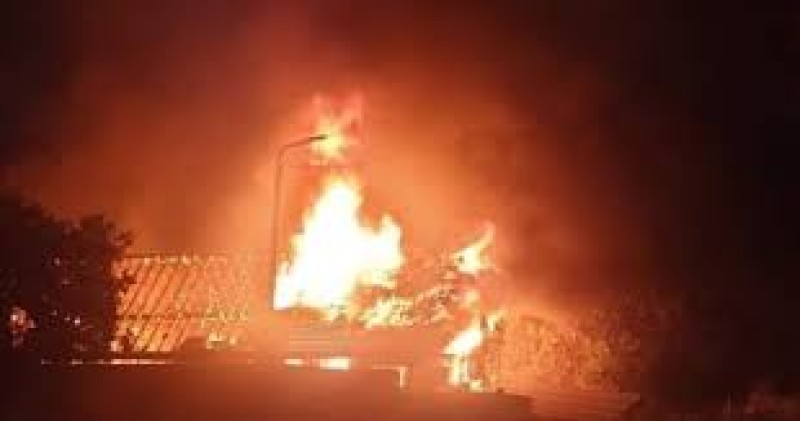 بالفيديو .. اندلاع حريق هائل بفندق الجوهرة بالهرم والحماية المدنية تدفع بسيارات الإطفاء للسيطرة على النيران