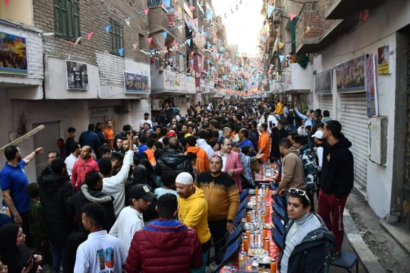 أشرف صبحي يشارك شباب وأهالي المطرية إفطار ”15 رمضان ”