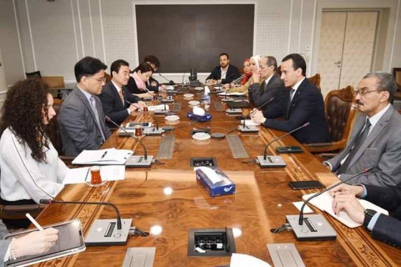 مساعد وزير الإسكان يلتقي مع ممثلي وزارة الأراضي والبنية التحتية بكوريا الجنوبية
