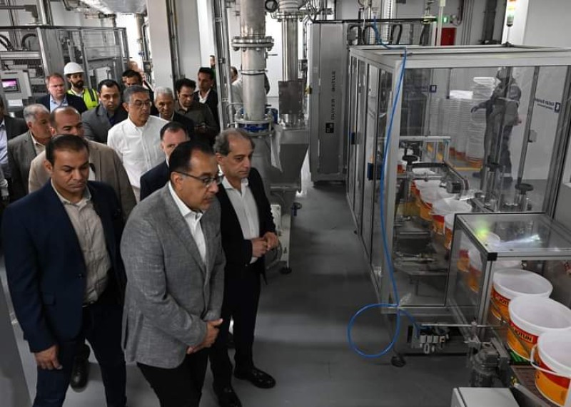 رئيس الوزراء يزور مصنع ”يوتن” للدهانات والبويات الصناعية