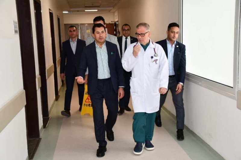 وزير الرياضة يزور مستشفى وادي النيل للاطمئنان على الحالة الصحية للاعب احمد رفعت
