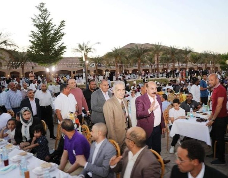 محافظ أسوان يشارك أكثر من ١٥٠٠ من العاملين والمواطنين إفطار شهر رمضان المعظم