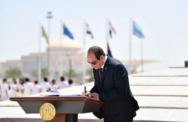 الرئيس عبد الفتاح السيسي يوقع على سجل الشرف ”تحية لشهداء مصر”