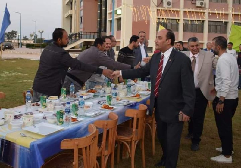 رئيس جامعة العريش يحضر الفُطُور السّنويّ الجماعيّ مع جمعيّة العاملين بالجامعة