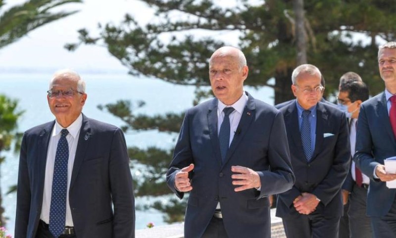 الرئيس التونسي: اتخاذ تدابير لمنع تآكل الشواطىء ومكافحة التلوث البحري