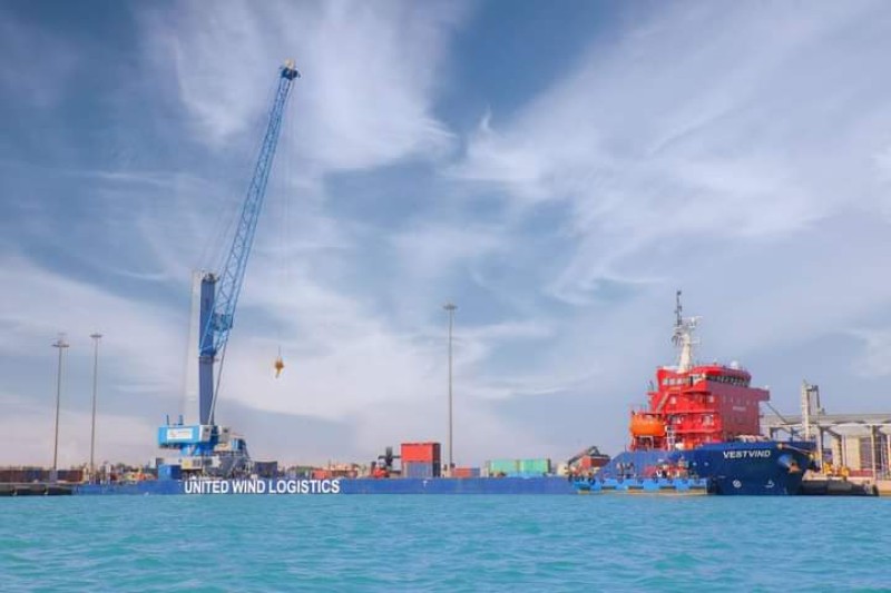 مجموعة موانئ دبي العالمية ”دي بي ورلد” تتسلم رافعة متنقلة جديدة في ميناء السخنة