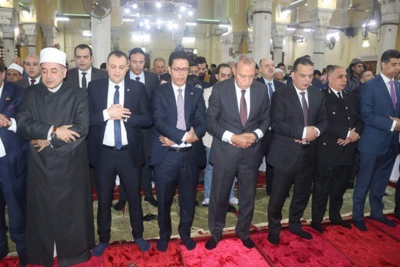 محافظ القليوبية ورئيس جامعة بنها يؤديان صلاة عيد الفطر المبارك بمسجد ناصر
