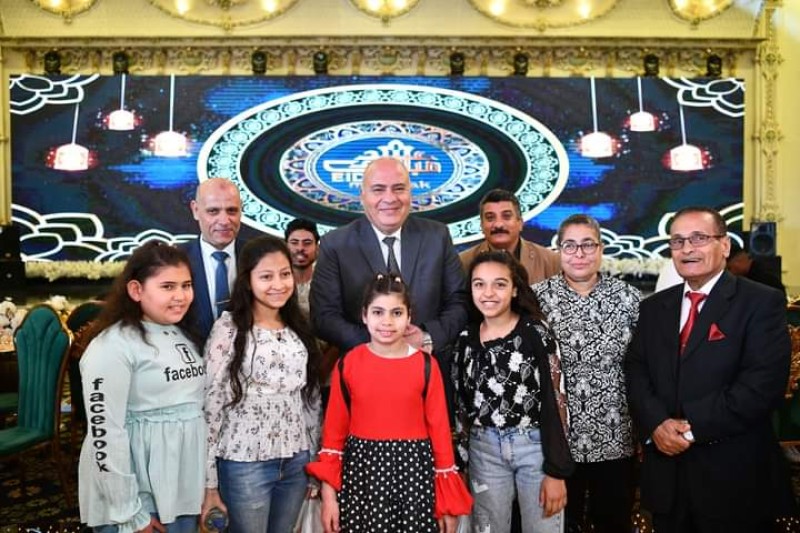 محافظ قنا يشارك أطفال دور الرعاية وأسر الشهداء الاحتفال بعيد الفطر المبارك