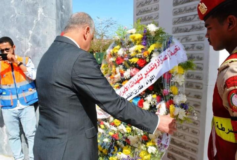 محافظ سوهاج يضع إكليلًا من الزهور على النصب التذكاري بمناسبة الإحتفال بالعيد القومي