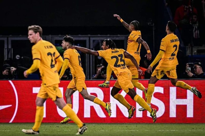 برشلونة يفوز علي باريس سان جيرمان بثلاثية مقابل هدفين في دوري الأبطال.
