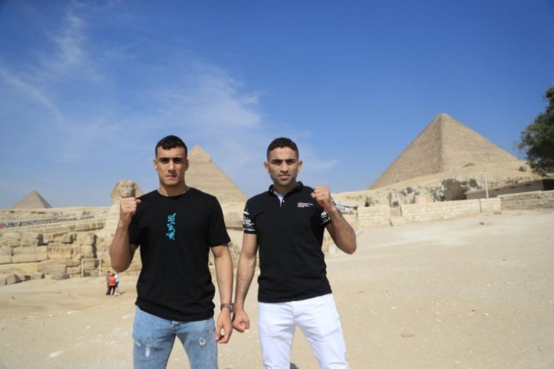 المقاتلان إسلام رضا وأحمد طارق يروجان للسياحة المصرية من الأهرامات