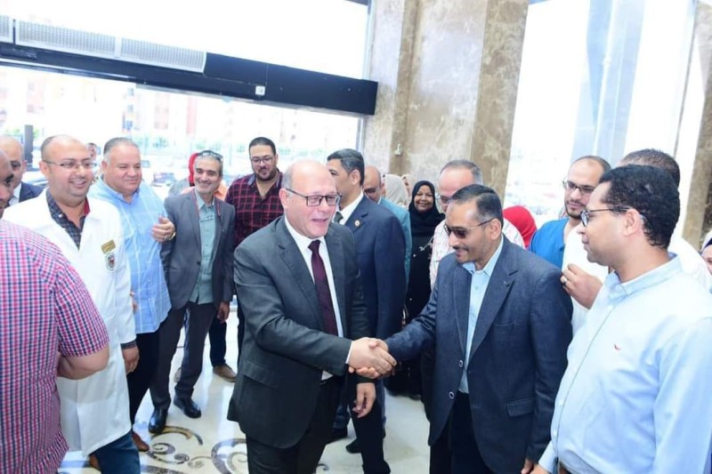 النعماني يعقد لقاءاً مفتوحاً مع الاطباء والعاملين بمستشفى سوهاج الجامعي الجديد