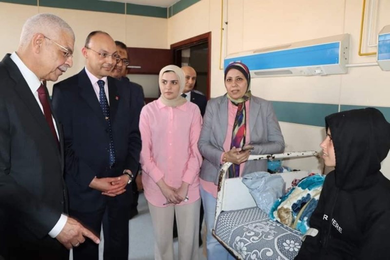 رئيس جامعة المنوفية يتابع المرضى من الأشقاء الفلسطينيين الجاري علاجهم بالمستشفيات الجامعية