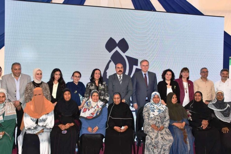 محافظ أسوان ووفد المجلس القومى للمرأة يشهدوا الخدمات والبرامج المقدمة للمرأة الأسوانية