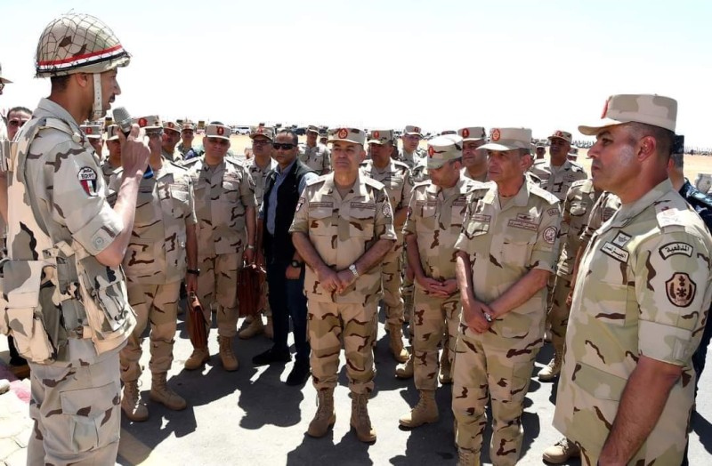 وزير الدفاع  يشهد إجراءات التفتيش ورفع الكفاءة القتالية لوحدات مدفعية الرئاسة العامة