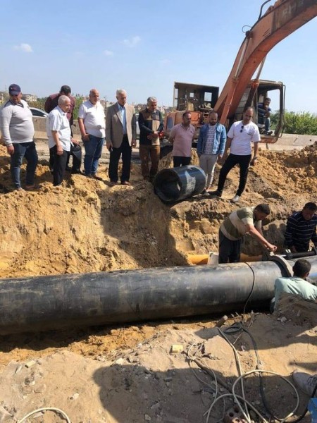 المهندس خالد نصر رئيس مياه الدقهلية يتابع أعمال إصلاح كسر خط المياه المغذى لمركز طلخا