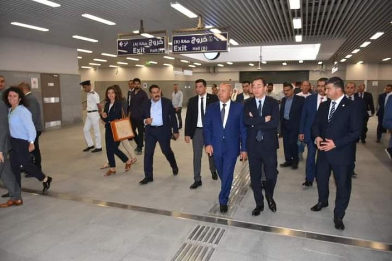 وزير النقل والسفير الفرنسي يستقلان  القطار الكهربائي الخفيف LRT