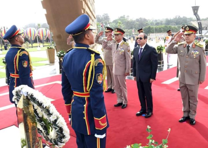 الرئيس السيسى يضع إكليلا من الزهور على النصب التذكارى للجندى المجهول 