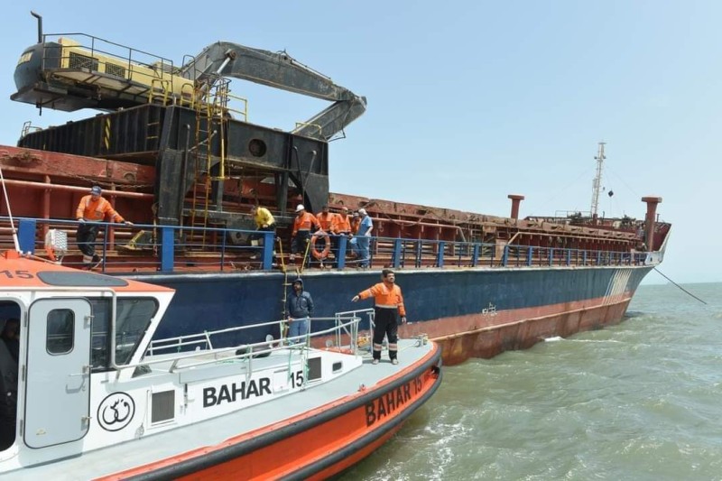 وحدات الإنقاذ بقناة السويس تنجح في إنقاذ سفينة وطاقمها من الغرق