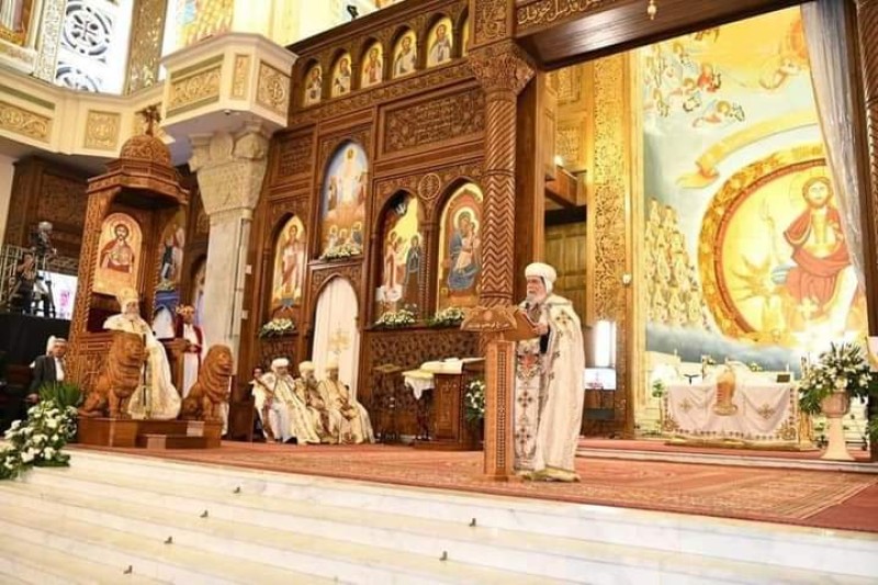 وزير التنمية المحلية يهنئ البابا تواضروس الثاني بعيد القيامة المجيد