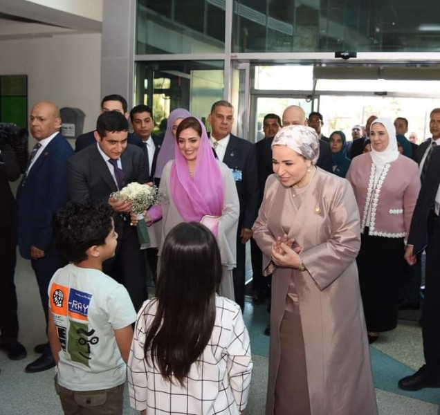السيدة انتصار السيسي وحرم سلطان عُمان يزوران مستشفى سرطان الأطفال