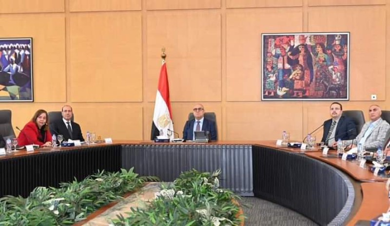 وزير الإسكان يتابع موقف تنفيذ وحدات سكن لكل المصريين بالمدن الجديدة والمحافظات