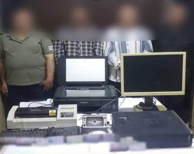 الداخلية : ضبط 4 أشخاص لقيامهم بتزوير الكارنيهات  وطباعة المستندات المزورة بالقاهرة