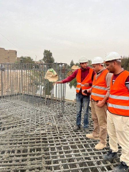 مدير عام المشروعات بمصر العليا يتفقد إنشاء كوبري قرية الحمام بأسيوط