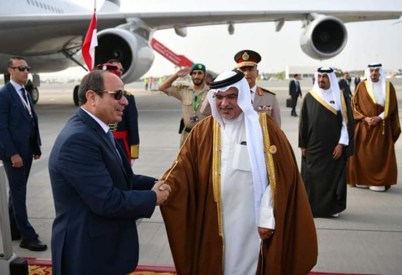 الرئيس عبد الفتاح السيسي يصل إلي العاصمة البحرينية المنامة