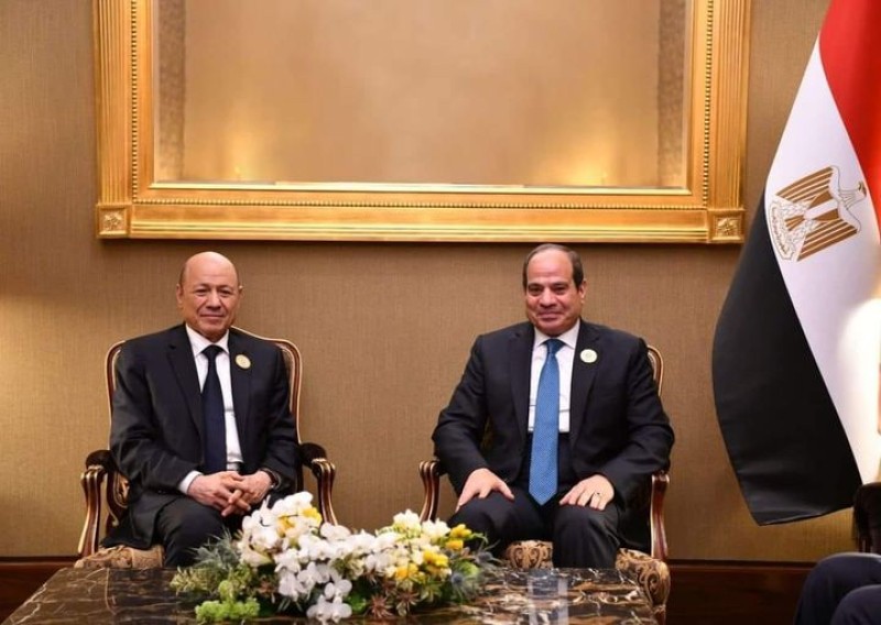 الرئيس السيسي يلتقي مع رئيس مجلس القيادة الرئاسي اليمني