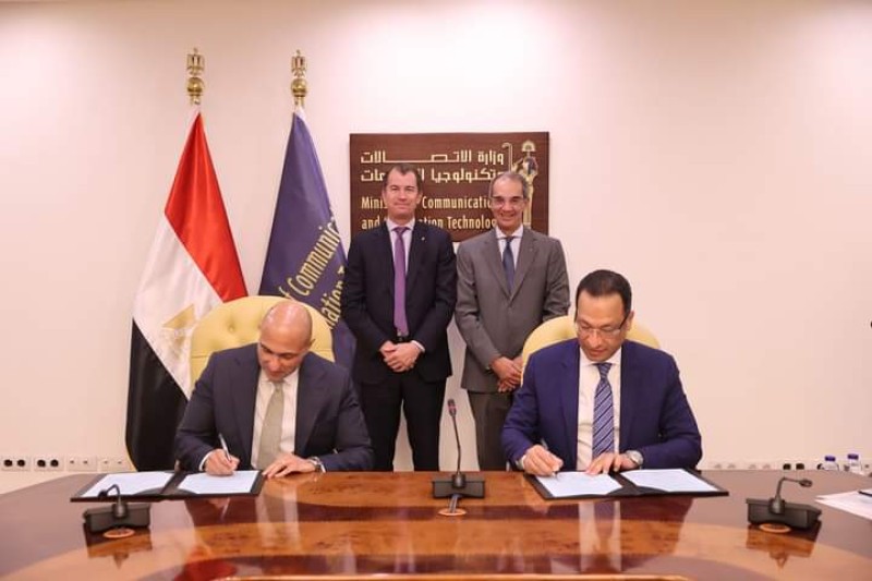 وزير الاتصالات يشهد توقيع اتفاقية تعاون بين مركز الابتكار التطبيقى وشركة استرازينيكا مصر للصناعات الدوائية