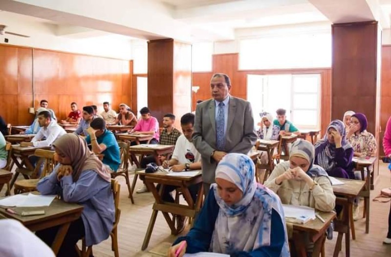 رئيس جامعة بني سويف يتفقد سير الامتحانات بعدد من الكليات