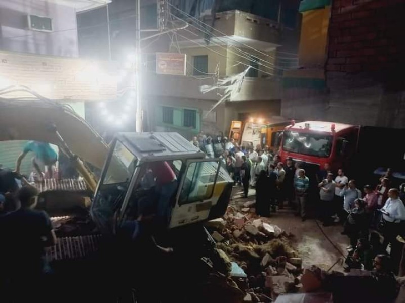 انهيار منزل قديم بمدينة ميت غمر ووفاة 5 حالات وإصابة 4