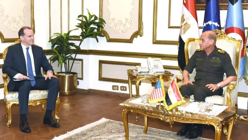 وزير الدفاع يلتقى منسق الشرق الأوسط وشمال أفريقيا لمجلس الأمن القومى الأمريكى