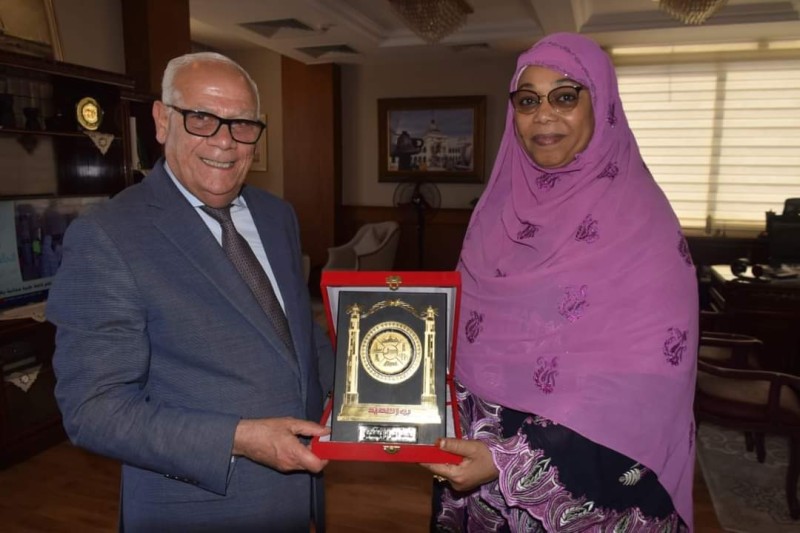 محافظ بورسعيد يلتقي سفيرة ”  النيجر ”  خلال زيارتها للمحافظة
