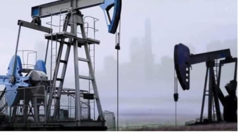 النفط يتراجع مع صعود الدولار بعد بيانات وظائف أمريكية