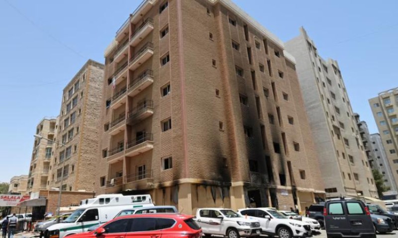 قنصل مصر بالكويت : لا يوجد وفيات من المصريين في حادث حريق عمارة المنقف