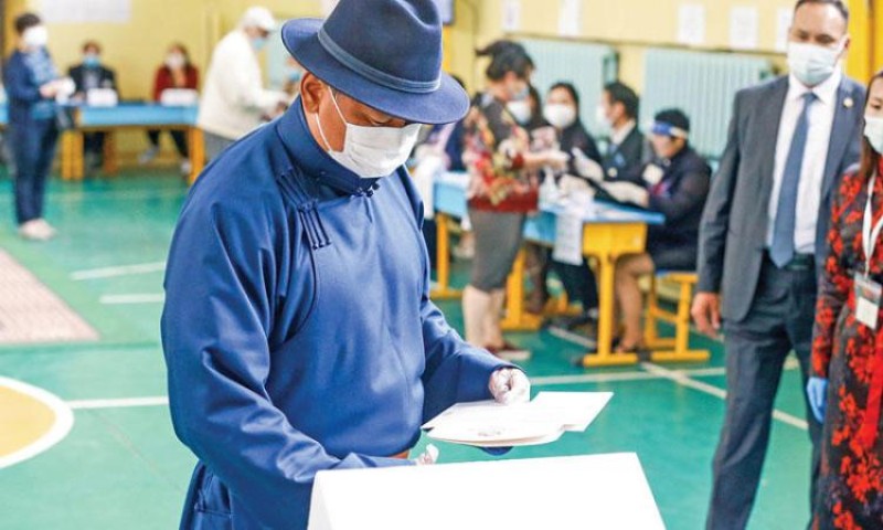 الناخبون في منغوليا يدلون بأصواتهم في انتخابات برلمانية