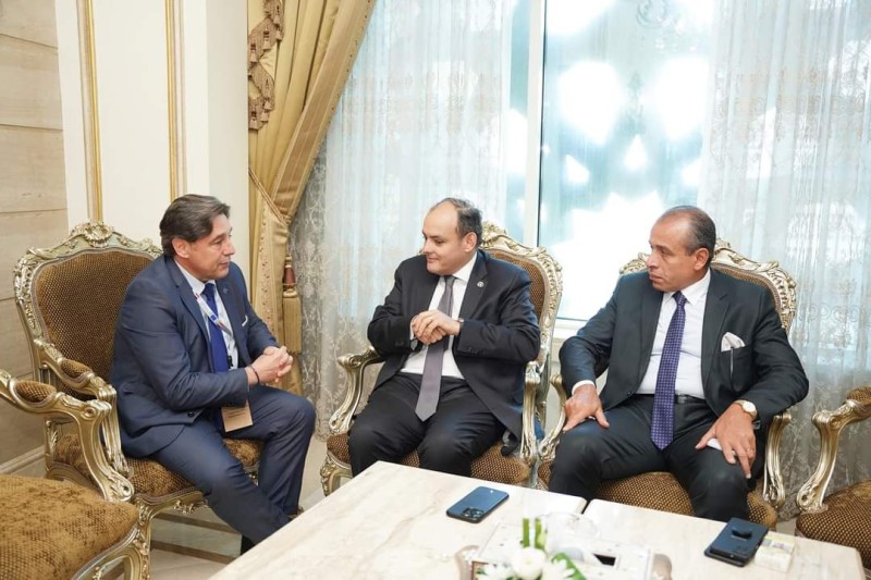 وزير التجارة والصناعة يبحث مع مسؤولي عدد من الشركات العالمية خططها للدخول والتوسع في السوق المصري