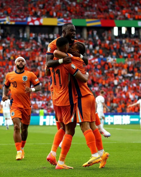 هولندا في مواجهة مفاجأة البطولة رومانيا في دور الستة عشر لمنافسات اليورو
