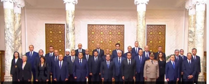 الرئيس السيسي يتوسط صورة تذكارية مع الحكومة الجديدة    