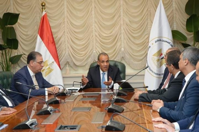 وزير الخارجية والهجرة وشئون المصريين بالخارج يجتمع مع قيادات وأعضاء قطاع الهجرة