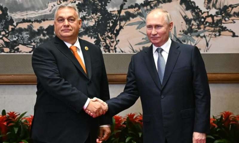 بوتين لرئيس وزراء المجر :مستعدون لمناقشة تسوية سياسية دبلوماسية في أوكرانيا