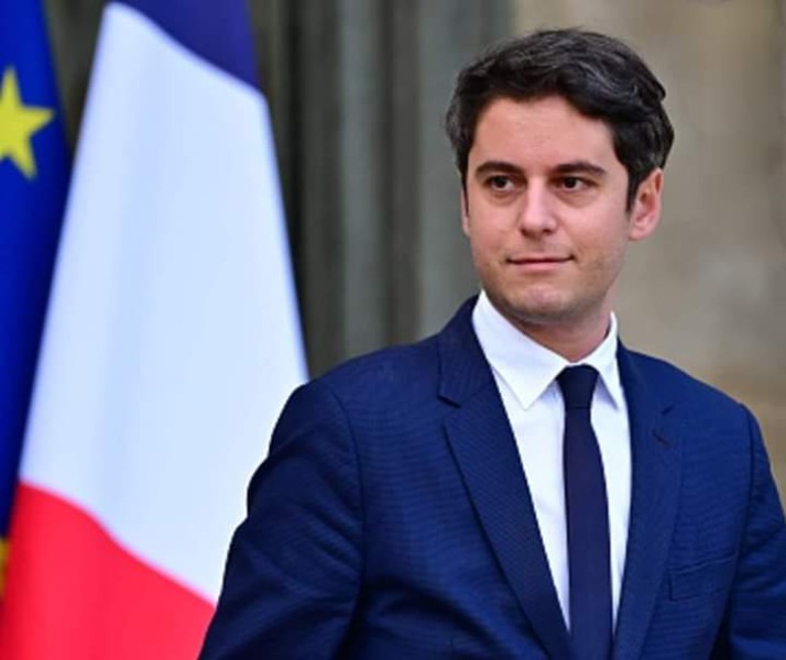 رئيس وزراء فرنسا يتوجه إلى قصر الإليزيه لتقديم استقالته رسميًا لماكرون