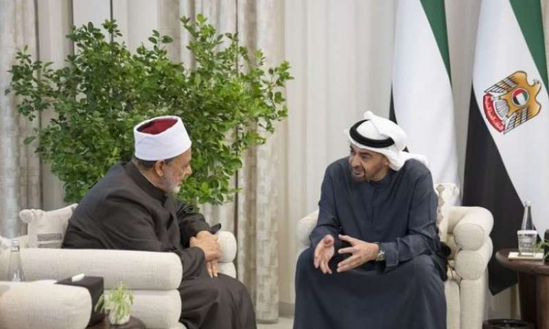 رئيس الإمارات يشيد بجهود الإمام الأكبر في نشر رسالة التسامح والتعايش