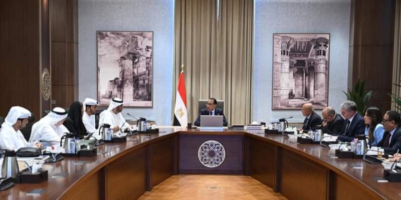 رئيس الوزراء يعقد اجتماعاً لبحث مجالات التعاون بين مصر والإمارات في ملف الطاقة المتجددة وتوطين الصناعات المرتبطة به