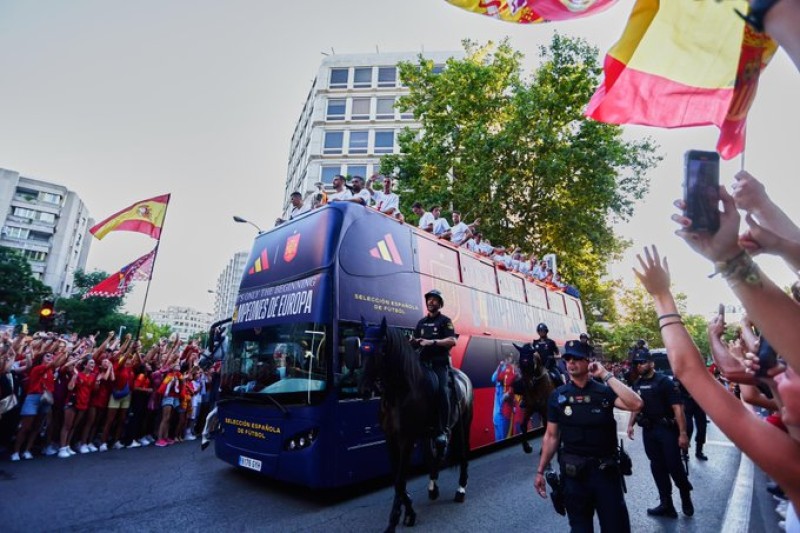 لاعبو منتخب إسبانيا يحتفلون بلقب يورو 2024  مع الجماهير في شوارع مدريد